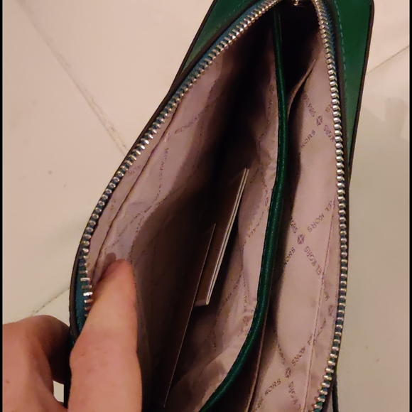 Michael kors purse - Picture 3 of 5